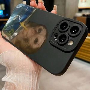 Nueva Funda Divertida y Original para iPhone 17 16 15 Pro Max con Diseño de Mono y Jugo de Frutas, Patrón de Dibujos Animados, Negra Mate, Cubierta de Poros Finos - Product Image 4