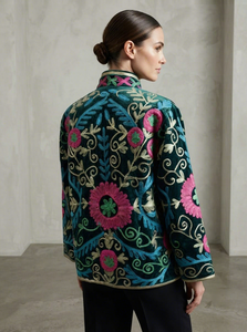 Veste en velours vert brodée Suzani pour femme, d'inspiration ouzbèke traditionnelle, motif floral, artisanale, art populaire bohème - Product Image 2