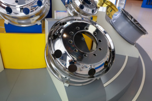 Rueda de aluminio ODM OBM OEM de alta calidad 22,5 24,5 pulgadas para camiones y tractores de estándares estadounidenses - Product Image 2