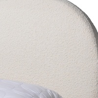 Cadre de lit au design moderne avec des formes organiques entièrement recouvert de tissu tendance en beige