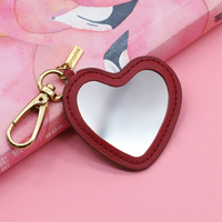 Miroir de poche compact portable en cuir PU en forme de cœur rouge avec logo personnalisé et porte-clés
