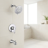 Robinet de bain et de douche mural moderne en chrome avec poignée sculptée à pression équilibrée, jet doux effet pluie pour usage hôtelier