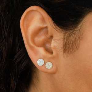 Boucles d'oreilles Elvora Gems pour femme en or 14 carats avec diamants, clous minimalistes en forme de disque, sertissage pavé, 74 pierres, 0,20 ct au total, fermoir papillon - Product Image 6