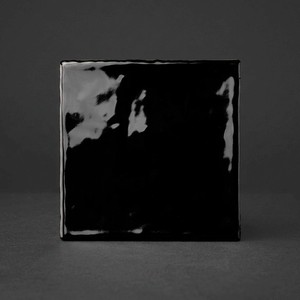 Piastrella Creta 13x13 Cm Nera Lucida con Bordi Irregolari Spessore 9 Mm - Product Image 1