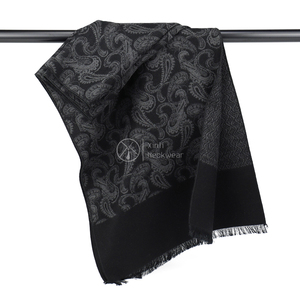 Sciarpa Invernale Formale in <span class=keywords><strong>Seta</strong></span> Spazzolata con Motivo Paisley Ondulato <span class=keywords><strong>Nero</strong></span> e Grigio, Sciarpa Jacquard Personalizzata per Uomo - Product Image 1