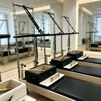Table de Trapeze Pilates Haut de Gamme avec Accessoires Complets, Couleur PU Personnalisée, Machine de Fitness pour Salle de Sport et Centre d'Entraînement Commercial