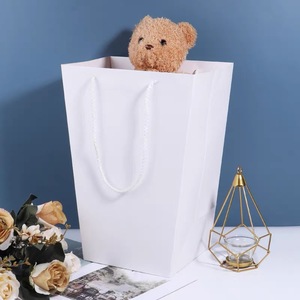 Sac à main de luxe avec logo en argent imprimé et personnalisé Boîte de fleuriste pour la Saint-Valentin Sac en papier d'emballage pour bouquet de fleurs de la fête des mères - Product Image 2