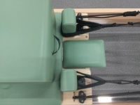 Machine de Pilates Reformer Commerciale en Bois d'Érable avec Barre de Repose-Pieds Intégrée, Barre à Trois Rangées de Ressorts, Rehausseur de Corde en Aluminium pour Studio et Entraînement en Salle de Sport