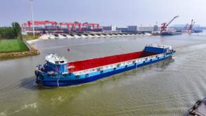 เรือบรรทุกสินค้าแบบพื้นเรียบ 67.6 เมตร สำหรับงานขนส่งสินค้าทางแม่น้ำ พร้อมขาย - Product Image 3