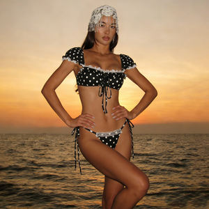 ชุดบิกินี่ลายจุดสำหรับผู้หญิงพร้อมขอบลูกไม้ เสื้อแขนพองและกางเกงผูกข้าง ชุดว่ายน้ำสองชิ้นสำหรับชายหาดและวันหยุด - Product Image 3