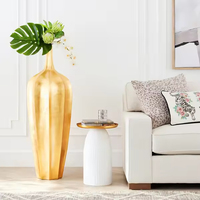 Décoration d'intérieur moderne de luxe avec finition dorée, décoration de mariage, centre de table, vase à fleurs sur pied