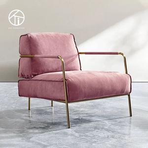 <span class=keywords><strong>Fauteuil</strong></span> <span class=keywords><strong>en</strong></span> <span class=keywords><strong>tissu</strong></span> de conception italienne - Solution de siège d'intérieur aux lignes épurées et à l'élégance intemporelle, pieds simples, chaises brunes - Product Image 5