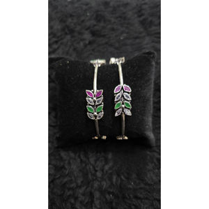 Elegante tono plateado Floral piedra adornado brazaletes finos elegante accesorio decorativo - Product Image 1