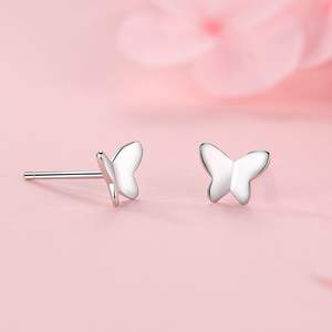Versión personalizable en cobre. Clásicos y sencillos pendientes de mariposa lisos de plata de ley S925. Regalo del Día de San Valentín para mujeres. - Product Image 3