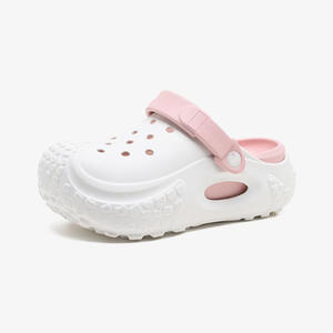 Sandalias de Plataforma Crocs Blancas y Rosas, Suela Gruesa Antideslizante, para Playa y Exteriores, Punta Cerrada, Estilo Veraniego, Diseño Moderno con Aberturas - Product Image 4