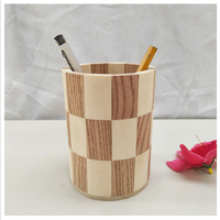 Porte-brosse, vase en bois et stylo, conteneur