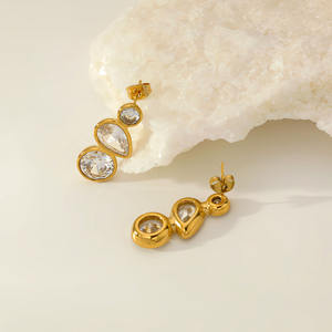 Boucles d'oreilles clous géométriques simples avec zircon incrusté en forme de goutte d'eau, en acier inoxydable, style tendance pour les soirées - Product Image 4