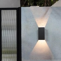 Lámpara de Pared Solar LED Moderna de Doble Cabezal con Haz de Luz Arriba y Abajo, Impermeable IP65 para Uso en Jardín/Patio Exterior