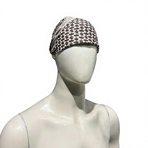 Pañuelo triangular Keffiyeh de algodón de Oriente Medio con diseño a cuadros, transpirable, unisex, para la cabeza y el cuello, para uso diario. - Product Image 1