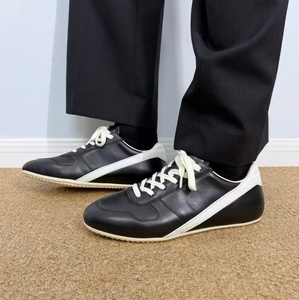 Chaussures de sport en cuir de luxe de créateur avec des rayures triangulaires simples. Sandales basses décontractées. Convient aux hommes et aux femmes - Product Image 5