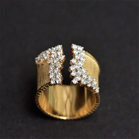 CAOSHI Neu eingetroffen: Modischer Bandring für Damen, Schmuck mit Zirkonia-Stein, Drahtzieher-Optik, 18 Karat Goldfarben, breiter Ring für Damen, Großhandel