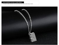 Un livre d'amour qui écrit notre amour Collier pendentif livre de lettres gravées en acier inoxydable pour couple