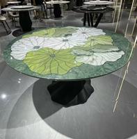 Table à manger de luxe sur mesure en marbre vert avec incrustation au jet d'eau, motif feuille de lotus, plateau en pierre artistique, base sculpturale, pour villa et hôtel