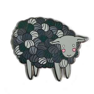 Vente en gros, cadeau de luxe personnalisé, épingle en émail doux de mouton pailleté gravée au laser, épingle à tricoter en agneau noir doré - Product Image 4