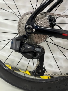 Vélo de route haut de gamme en fibre de carbone 3K avec transmission sans fil à 24 vitesses et jeu de roues en carbone 700C pour le cyclisme de compétition - Product Image 5