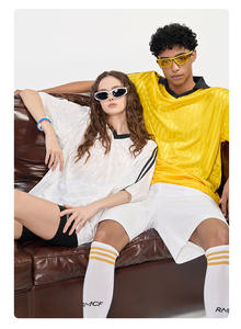 T-<span class=keywords><strong>shirt</strong></span> de football léger à col en V, design Y2K nostalgique à rayures appliquées, <span class=keywords><strong>tee</strong></span>-<span class=keywords><strong>shirt</strong></span> de sport décontracté pour hommes et femmes - Product Image 2