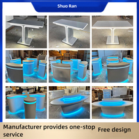 Mostrador de Exhibición Moderno con Iluminación LED para Productos Electrónicos y Robótica en Tiendas Minoristas
