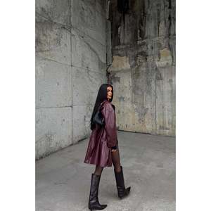 Manteau trench en tricot bordeaux pour femme avec détails boutonnés, fermeture à ceinture, imperméable, rembourré en coton, imprimé - Product Image 1