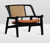 Chaise de salle à manger et de salon en bois massif au design nordique vintage, avec accoudoirs et bords scellés à la main, rembourrage doux, pour la maison, l'hôtel et les gîtes.