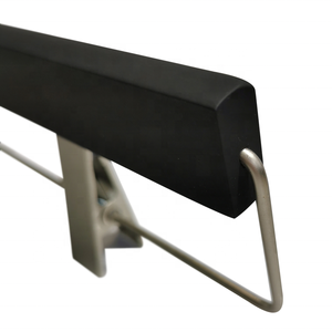 Vente en gros de tapisseries support de cintre inférieur support de cintre en bois massif robuste avec clips cintres personnalisés - Product Image 4