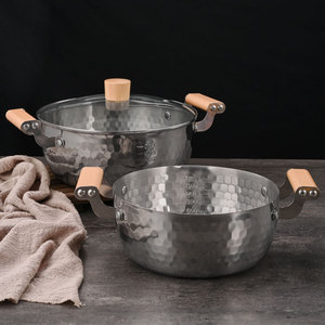 Olla de Sopa de Acero Inoxidable Estilo Coreano SUS304 con Textura Martillada, Doble Asa, Compatible con Inducción, con Tapa - Product Image 3