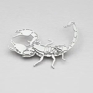 Spille scorpione in acciaio inossidabile di nuovo Design per donna uomo 2 colori animali Casual spilla Pin regali