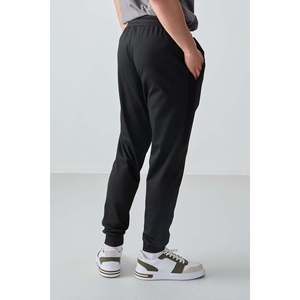 Pantalon de survêtement noir pour homme, taille élastique, coupe standard, tissu respirant décontracté - Product Image 1