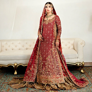 Conjunto de Lehenga Choli nupcial pakistaní rojo con bordado pesado de cuentas, escote festoneado, espalda ilusoria y bordado de gasa hasta el suelo. - Product Image 1