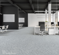 Dalles de moquette haut de gamme à dossier coussiné en stock – Revêtement de sol modulaire de luxe pour un confort supérieur et une isolation acoustique optimale pour les résidences haut de gamme