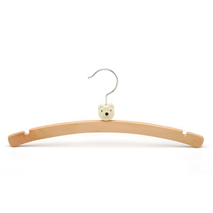 Vêtements de poupée décoratifs en forme de lune Cintres en bois pour bébé garçon avec jouet - Product Image 1