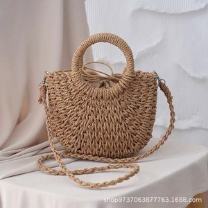 Sac à main demi-lune en paille tressée pour femme, léger, idéal pour les vacances à la plage et les tenues quotidiennes, collection Printemps 2025 - Product Image 4