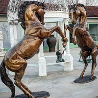 Sculpture de cheval en bronze coulé d'extérieur Sculpture moderne de cheval en bronze debout grandeur nature en course