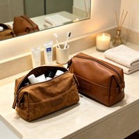 Trousse de Toilette Homme Personnalisée en Toile Cirée Marron et PU Mat, Sac de Voyage Triangulaire à Fermeture Éclair, Trousse de Maquillage Personnalisable avec Logo