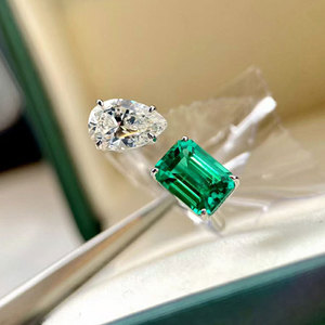 Anello Smeraldo F1748 con Taglio a Pera e Montatura a Griffe, Anello Classico da Donna con Gemma Preziosa per Fidanzamento - Product Image 1