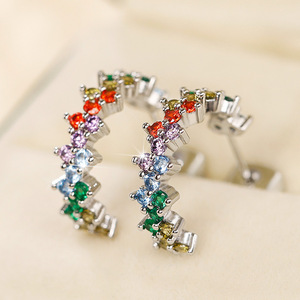 Orecchini a Perno Curvi a Forma di C Colorati per Donne, Accessori per Orecchie Geometrici per Uso Quotidiano - Product Image 1