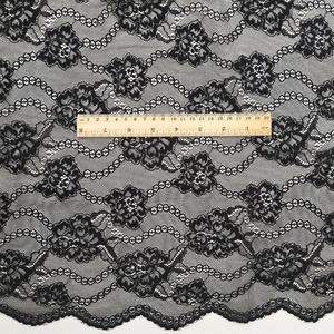 Tissu élégant en dentelle noire en polyester avec fleur rose et bord festonné pour la couture et l'artisanat - Product Image 4