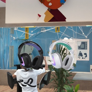 Casque de jeu sans fil Logitech G522 avec éclairage RGB, microphone dynamique et écouteurs pour joueurs, intra-auriculaires - Product Image 3