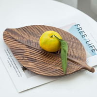 Creatieve ecovriendelijke acaciahouten dienblad met één laag, modern design, uitgesneden bladmotief, voor snacks, fruit en voedsel in de keuken.