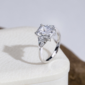 Bague de fiançailles Messi Jewelry MSR-2100 en or 18 carats avec diamant de laboratoire taille radiant - Product Image 4