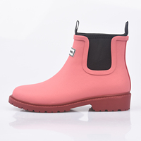 Botas de Lluvia Impermeables para Mujer en Combinación de Colores Rojo y Negro, Parte Superior de Goma y Forro Interior de Neopreno